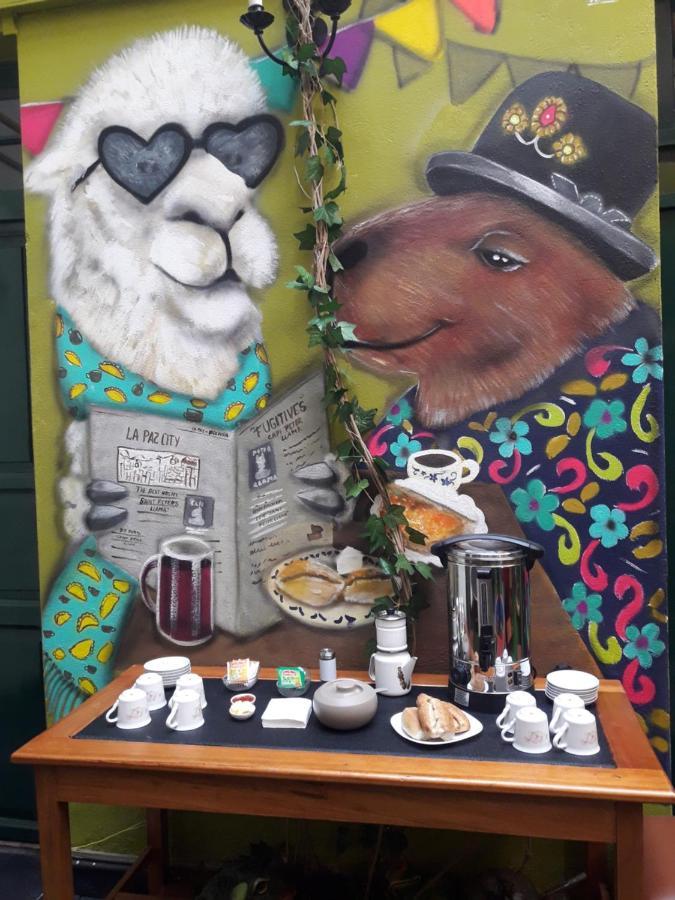 Saint Peter'S Llama Hostal La Paz Bagian luar foto