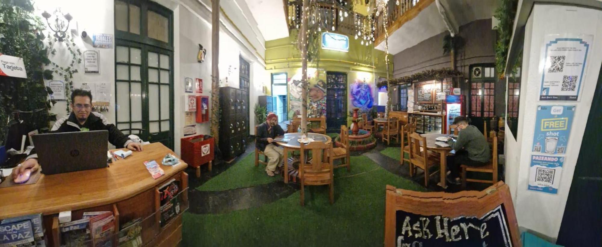 Saint Peter'S Llama Hostal La Paz Bagian luar foto